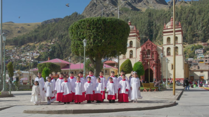 El Coro de Niños Acólitos estrena histórico himno eucarístico en quechua.
